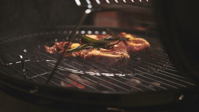 V času pomladi in poletja se vedno več ljudi odloča za žar na oglje